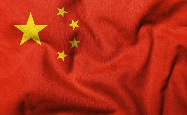 “我不嫌脏，就想帮帮你”，郑州学生雪天徒手帮环卫工装垃圾感动全网