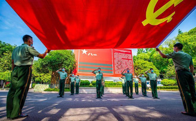 因‘00’后大学生扮锦衣卫迎大家返乡,引发争议,穿上飞鱼服就是锦衣卫?