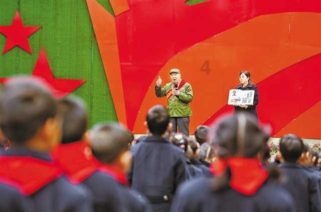 2024春运首日 江苏书法家为旅客送“福”