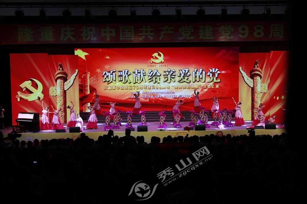 “冰雪+科技”筑就“雪城乐章” 哈尔滨冰雪大世界奏响城市“光影小夜曲”