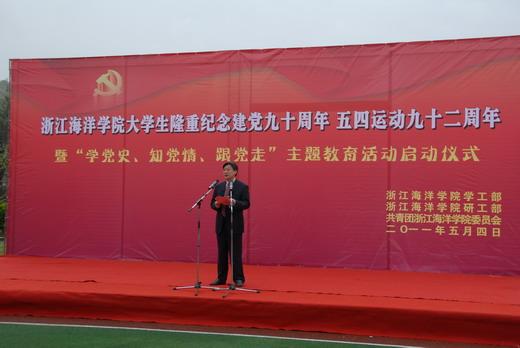 无物业老旧小区发生火灾后 架空层仍杂物乱堆 私拉电线现象严重
