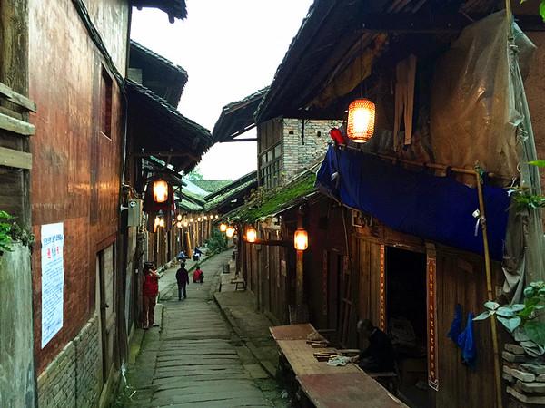 实用工具-骗子称寄一千万美金被扣骗大妈12万,为什么总有人上当受骗?怎样预防呢?