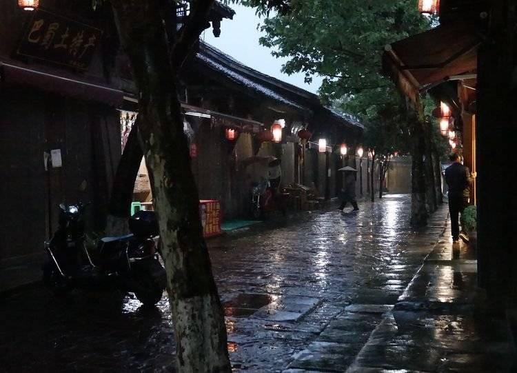 海口一摊主给白猪肉涂抹木炭灰冒充黑猪肉 市监局:立案查处 罚款1万元