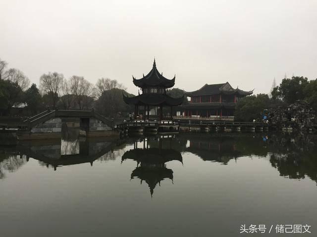 你跷二郎腿吗？经常翘二郎腿有什么危害？